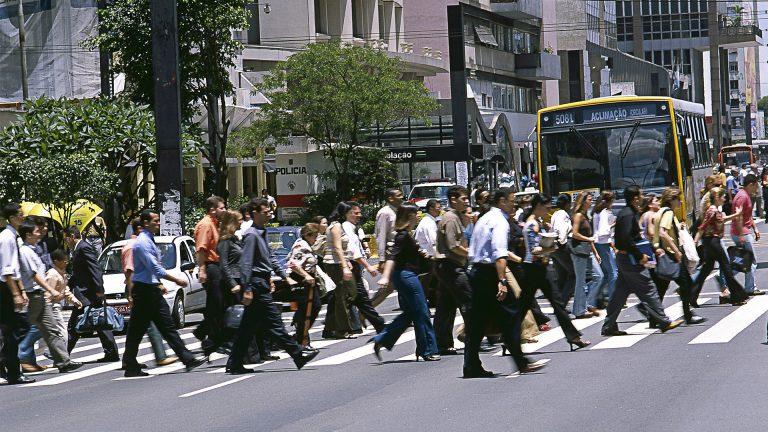 Andar ao menos 7,5 mil passos ao dia ajuda a reduzir sintomas de asma, diz estudo de SP