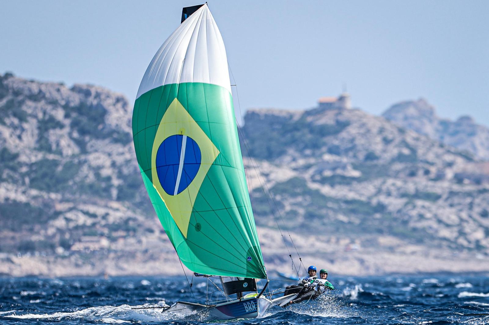 Bicampeãs olímpicas, Martine Grael e Kahena Kunze se recuperam em Paris e avançam para regata da medalha