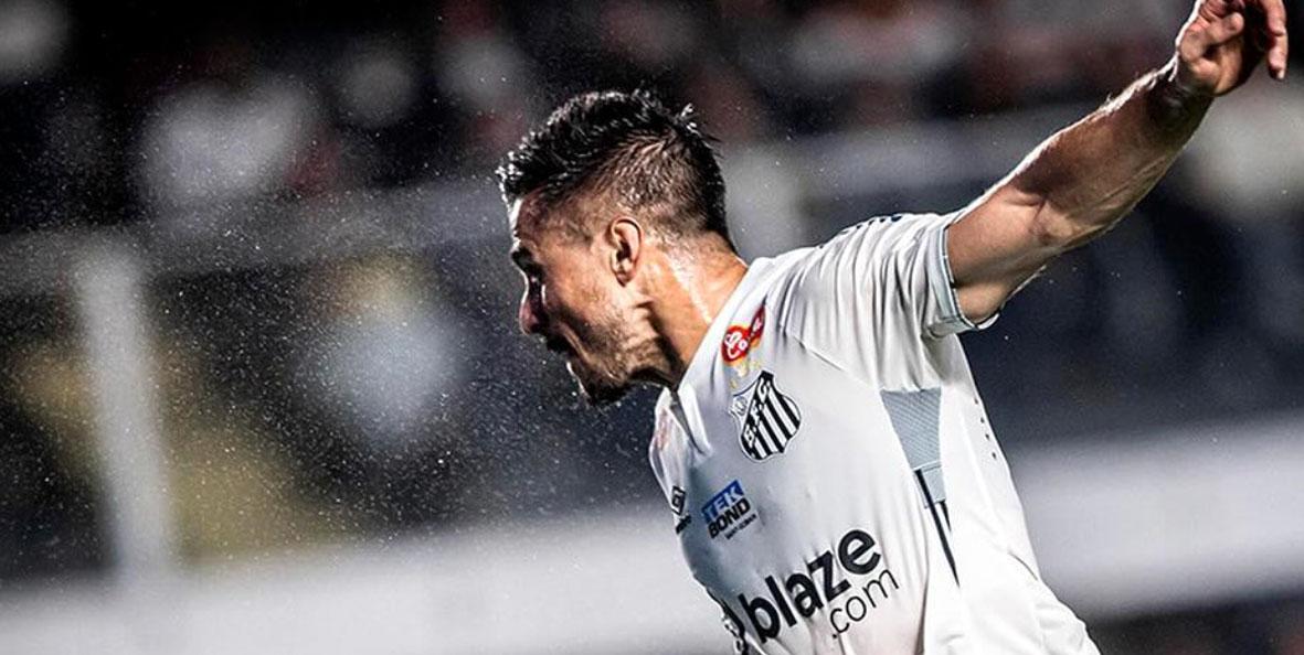  Bigode marca no fim, Santos vence Chapecoense e assume a vice-liderança