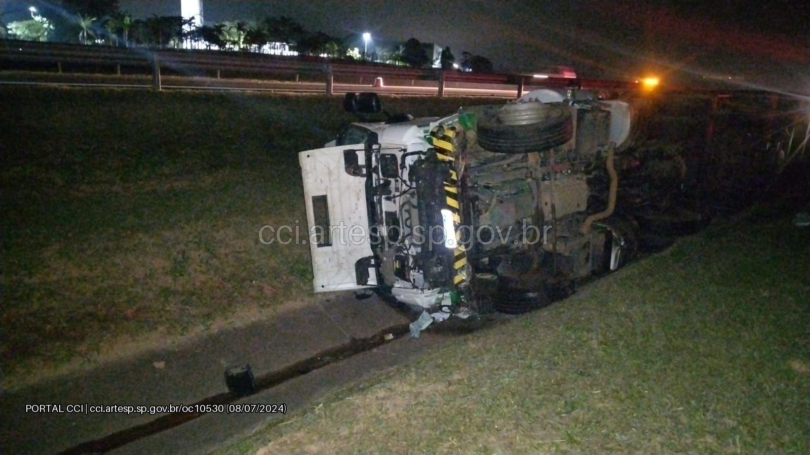 Caminhão de combustíveis tomba na Dom Pedro, em Itatiba