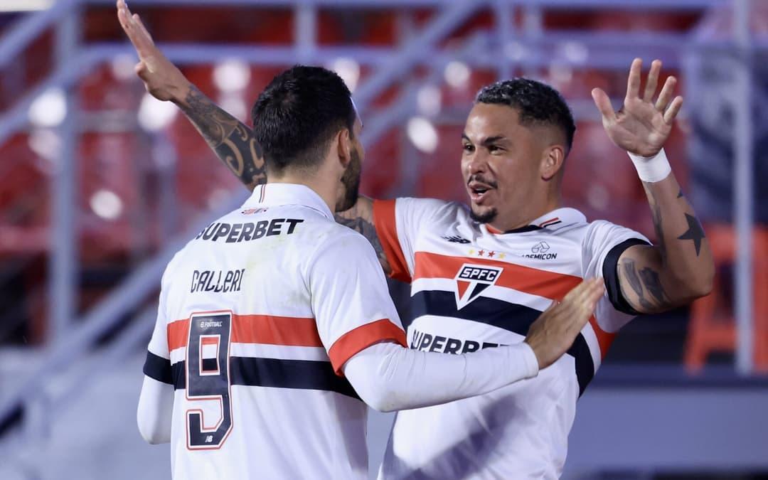 Com um a mais, São Paulo vence o Goiás e sai em vantagem na Copa do Brasil