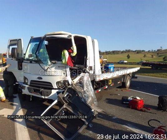 Motorista fica ferido em acidente com caminhão, carreta e carro