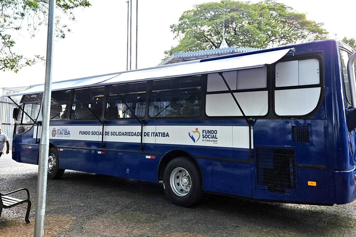 Ônibus adaptado tem uma minicozinha e levará cursos do Programa FormAção a bairros