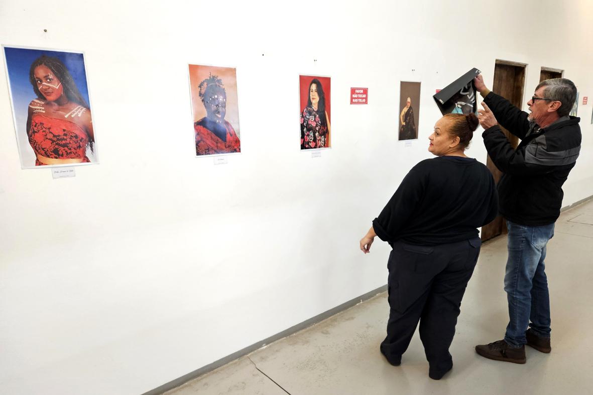Retratos assinados por Damaris Antunes estão expostos no corredor interno da Prefeitura