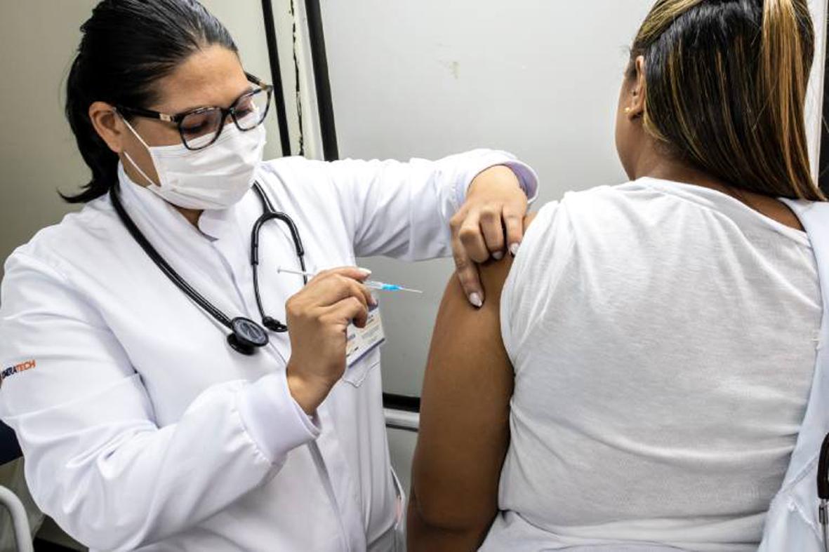 Vacinação contra gripe e covid continua disponível na rede pública