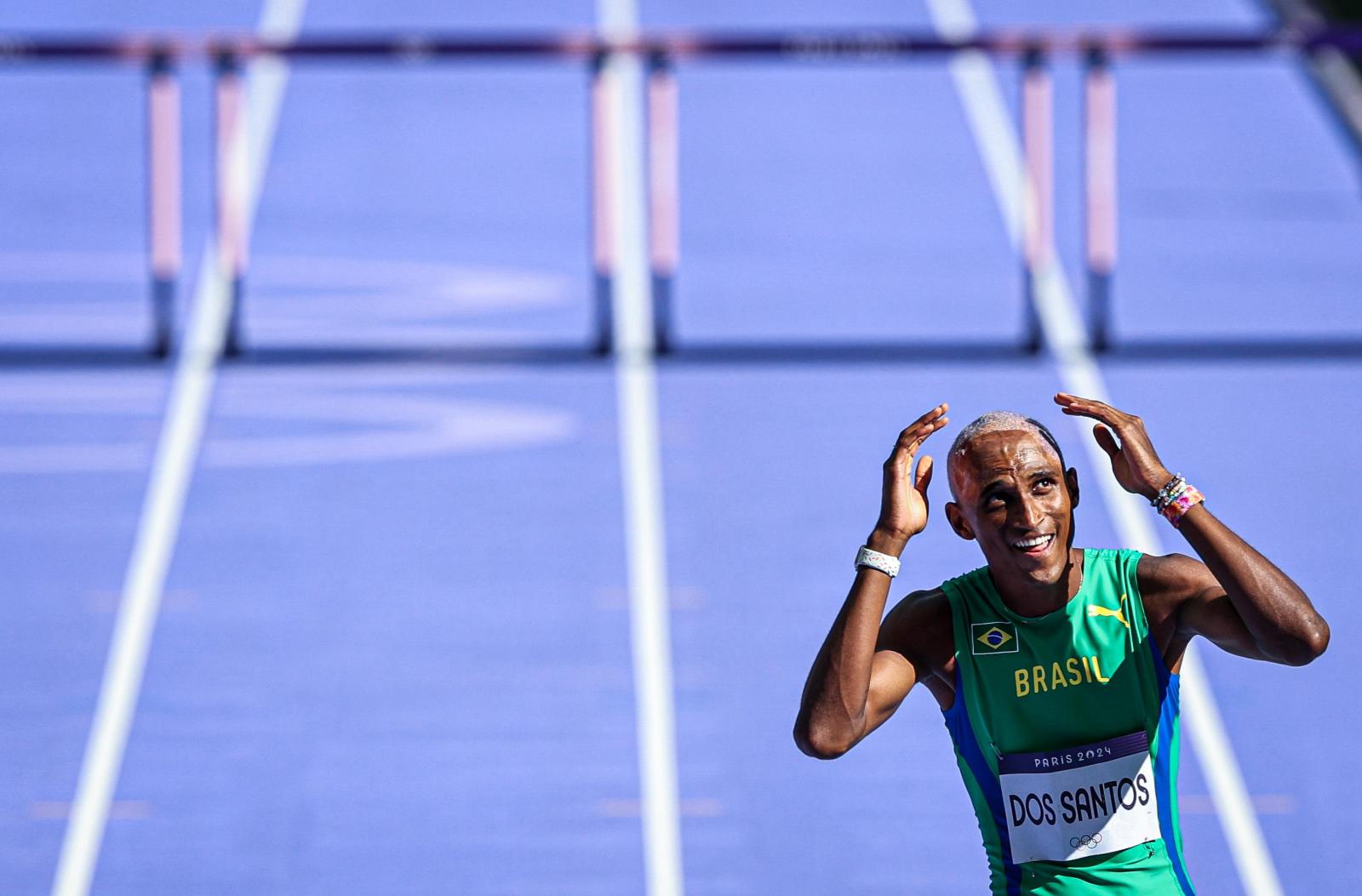 Alison dos Santos estreia, poupa energia e se classifica junto ao pupilo Matheus Lima para as semis dos 400m com barreiras