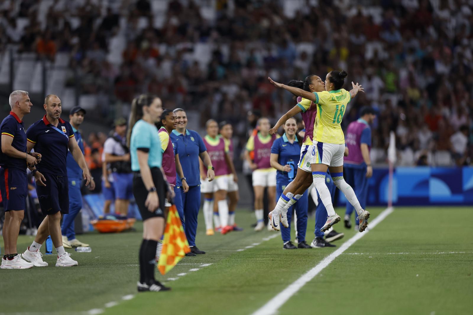 Brasil goleia a Espanha e retorna a uma final olímpica do futebol feminino após 16 anos