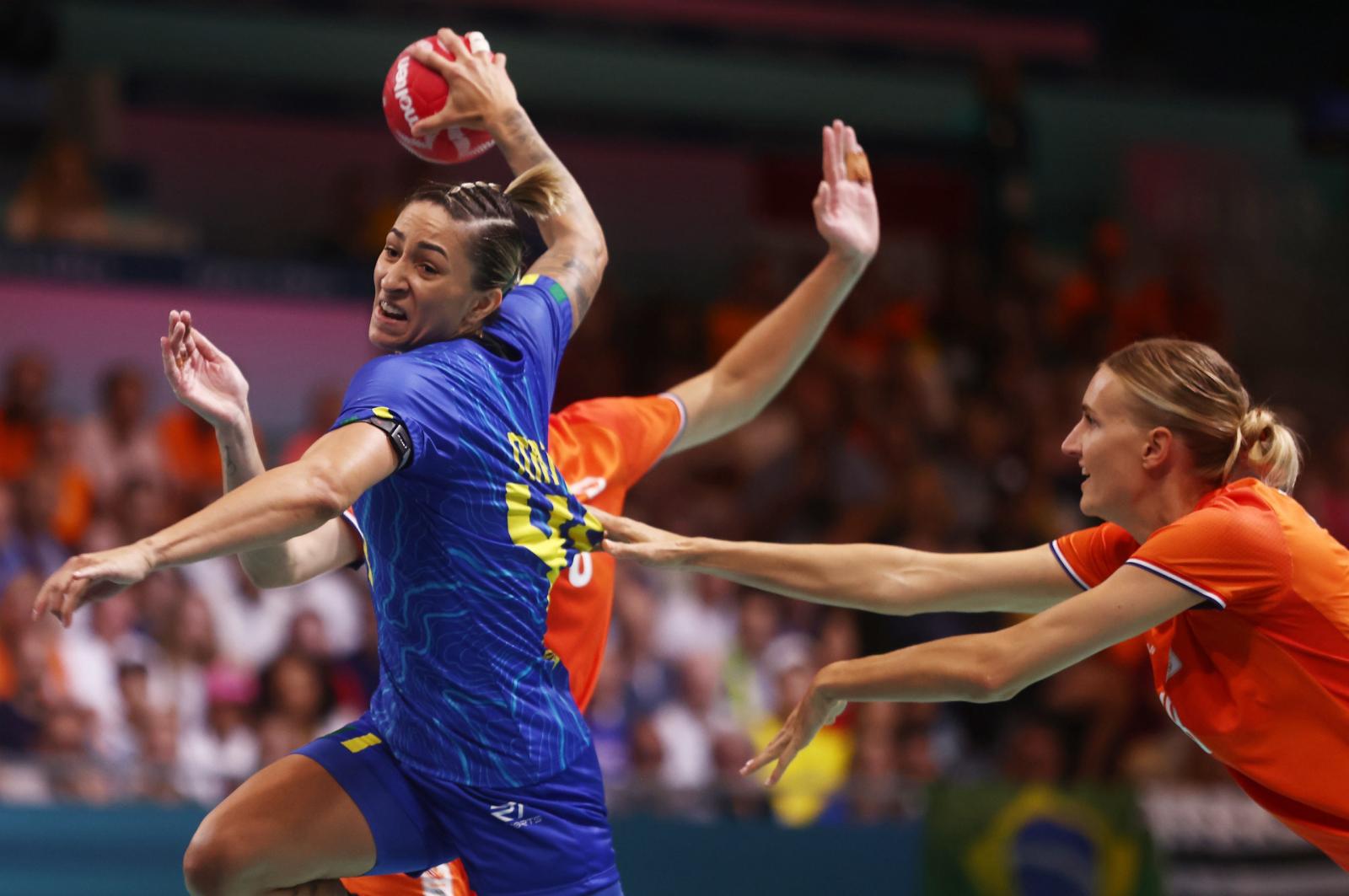 Brasil para na eficiência da Holanda e perde no handebol feminino