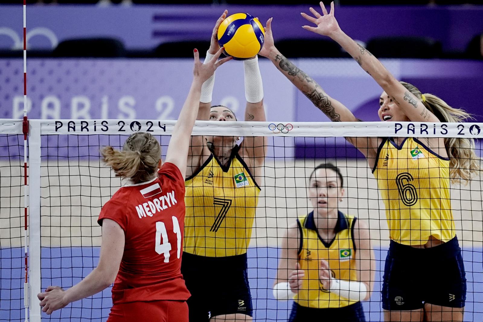 Brasil vence a Polônia e termina primeira fase do vôlei feminino liderando o grupo B