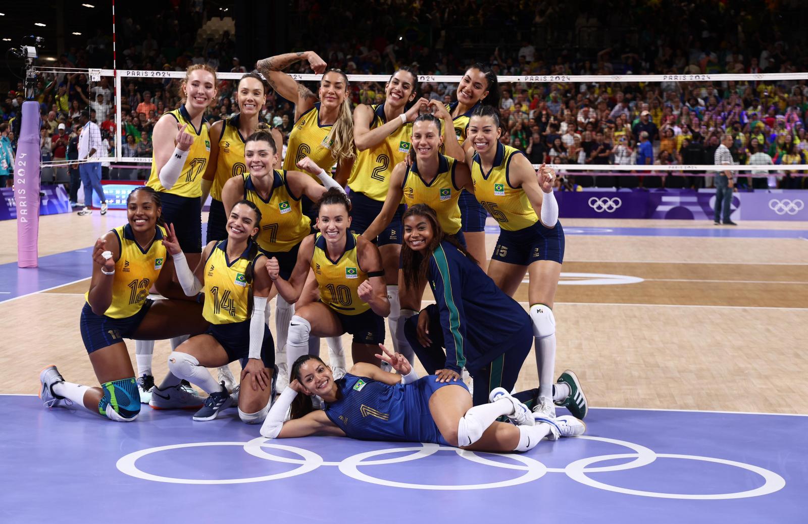 Brasil vence a República Dominicana e avança para a semifinal do vôlei feminino