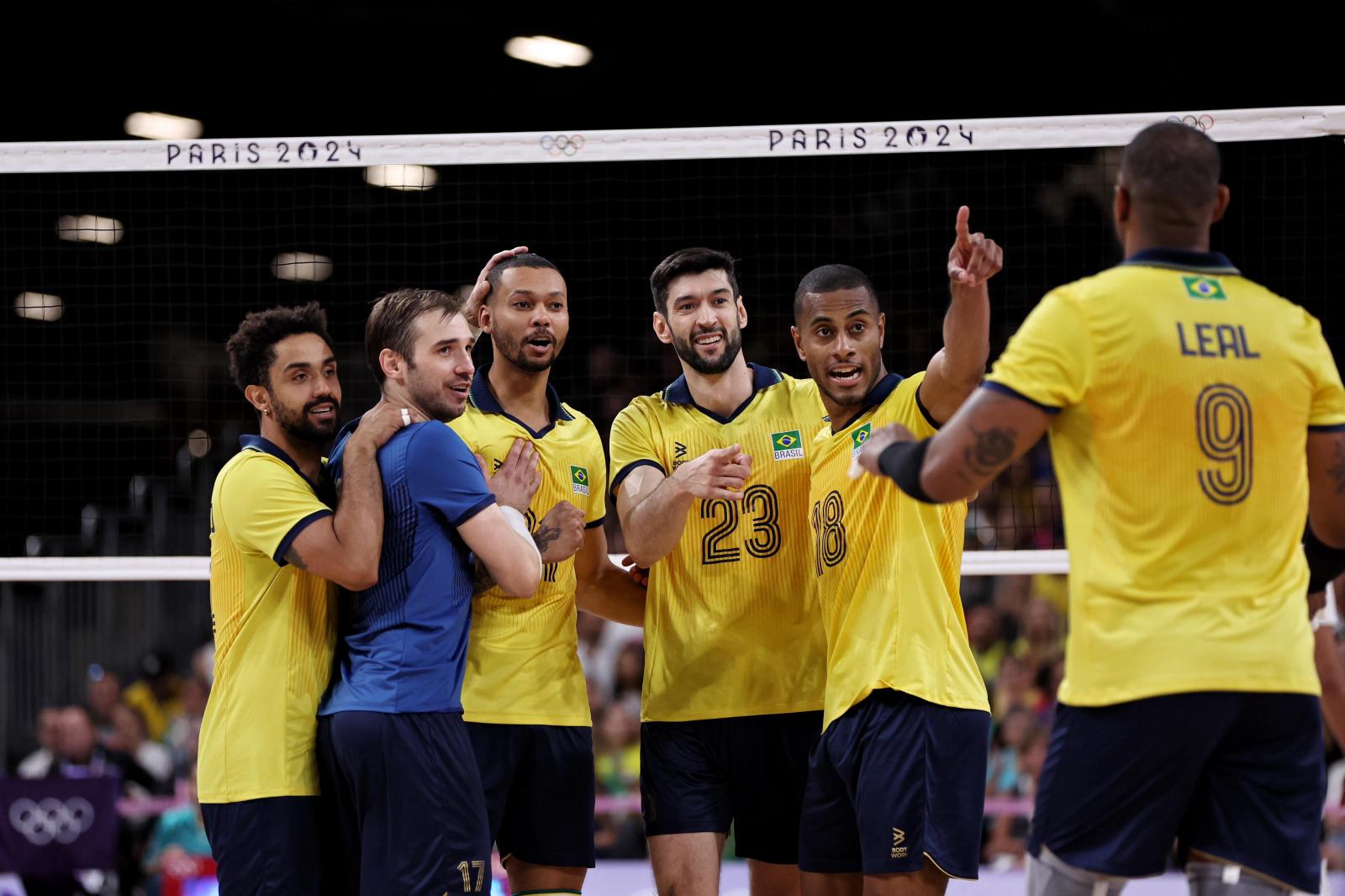 Brasil vence Egito e se classifica para as quartas de final no vôlei masculino