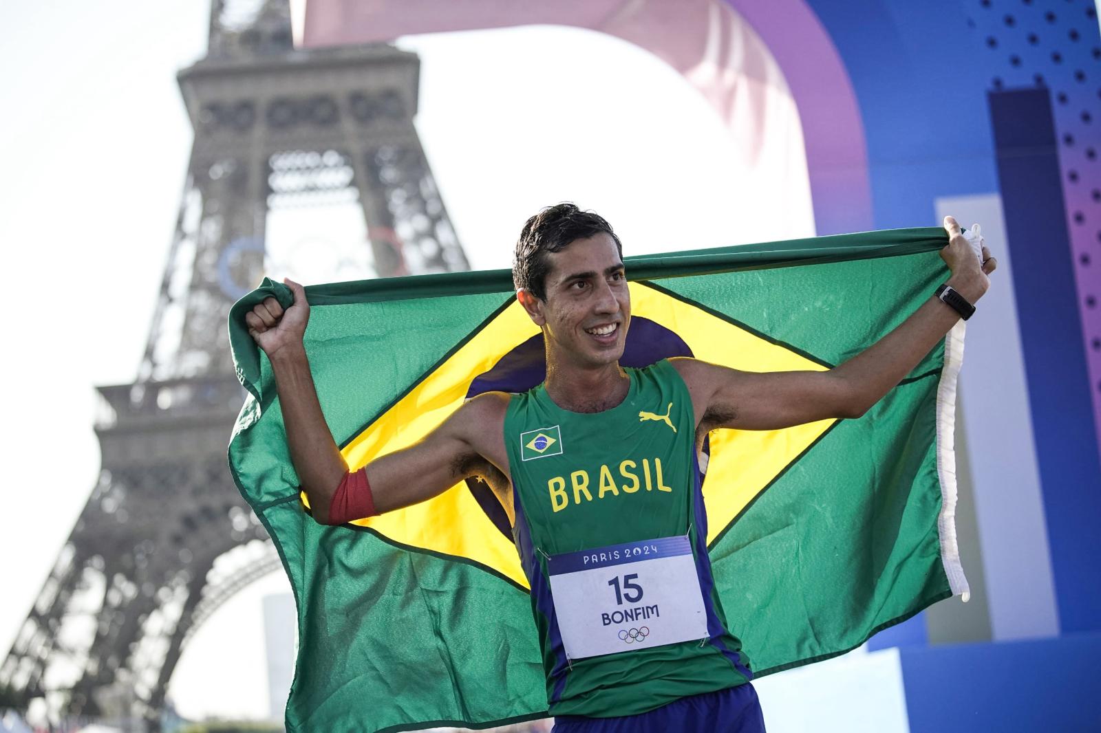 Caio Bonfim conquista prata histórica na marcha atlética de 20km em Paris