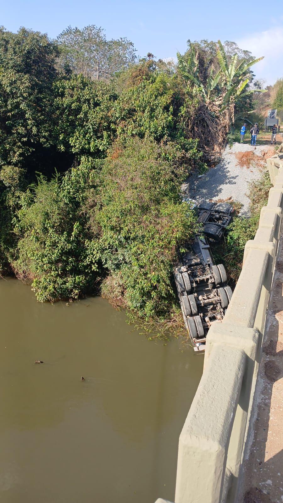 Caminhão cai na margem do Rio Atibaia após colisão com veículos na Itatiba-Bragança