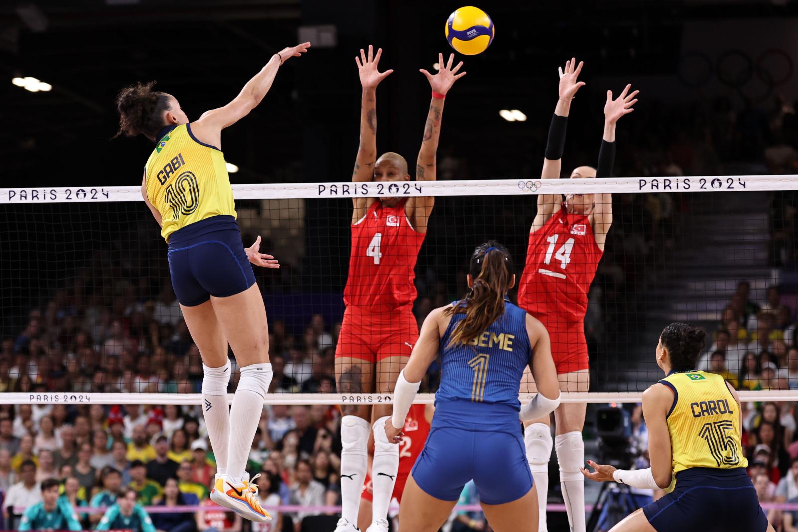 Com grande atuação das líderes Gabi e Thaisa, Brasil vence Turquia e é bronze nos Jogos Olímpicos