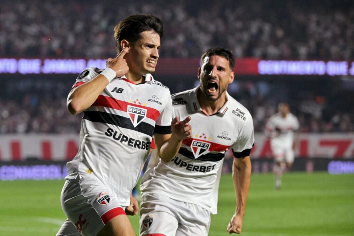  Com MorumBIS cheio, São Paulo vence Nacional e garante classificação