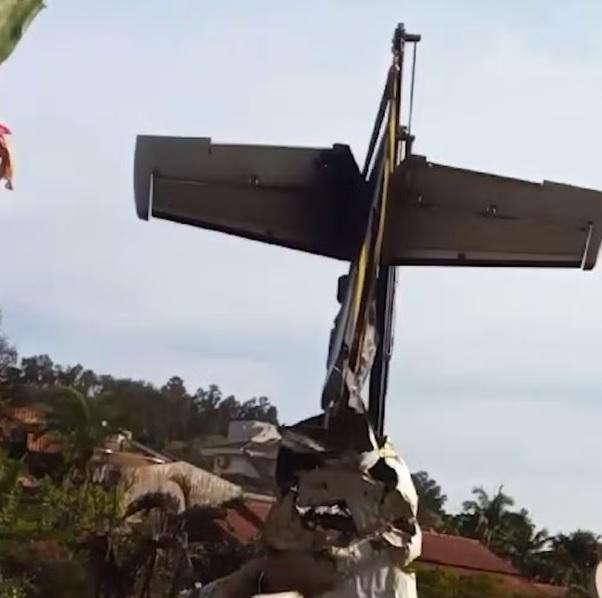 Começa limpeza da área onde avião caiu em Vinhedo