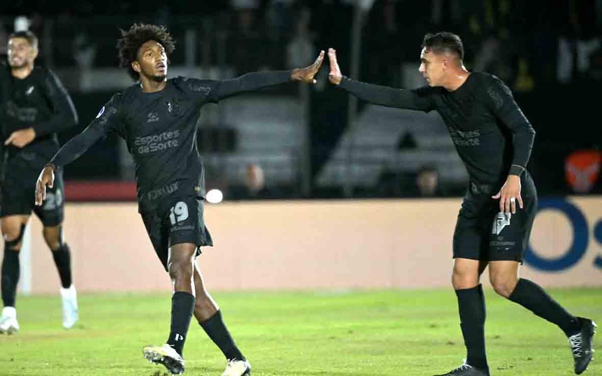  Corinthians vence Red Bull Bragantino e abre vantagem em jogo de ida