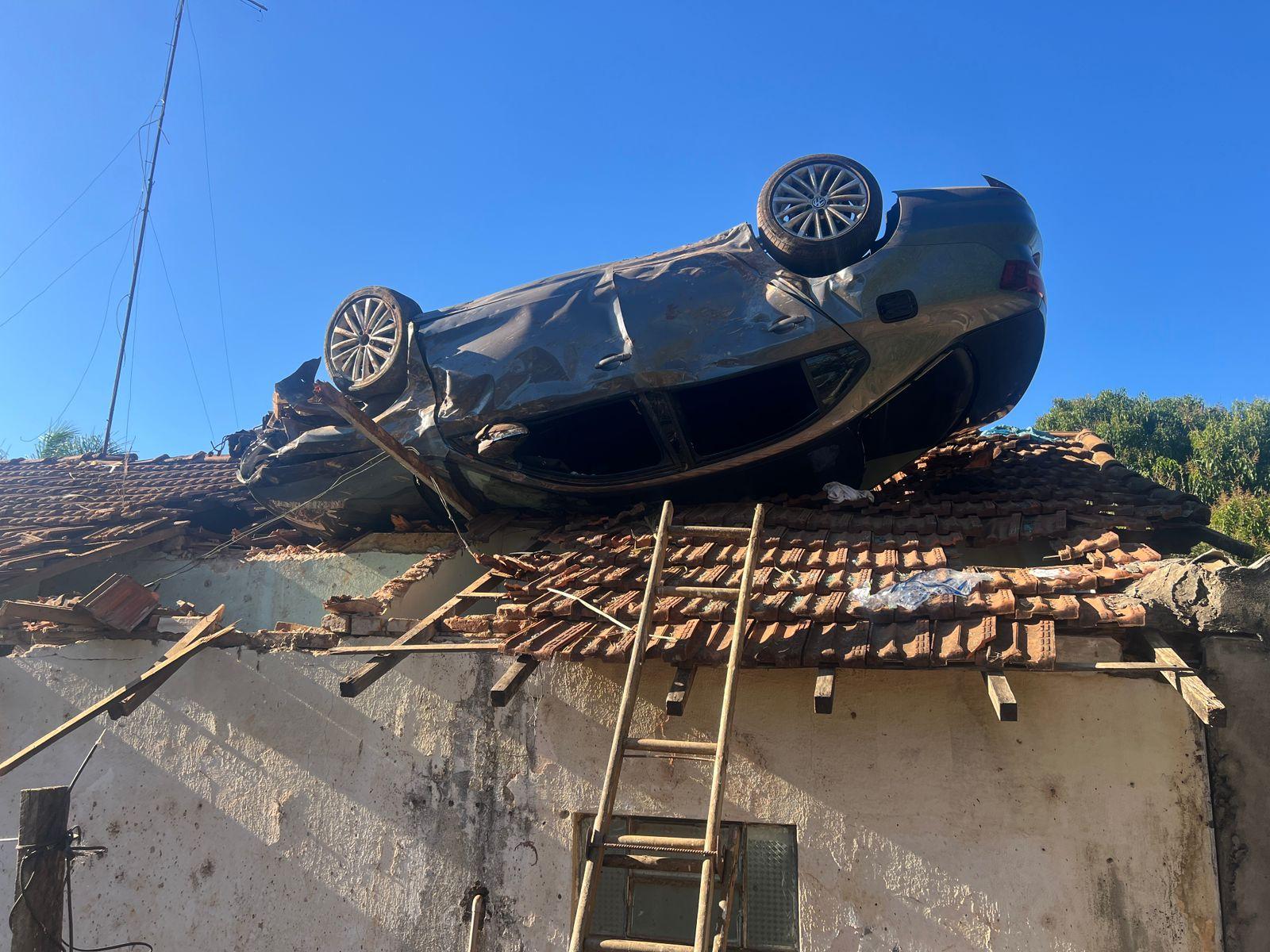 Defesa Civil interdita casa atingida por carro voador em Barão Geraldo