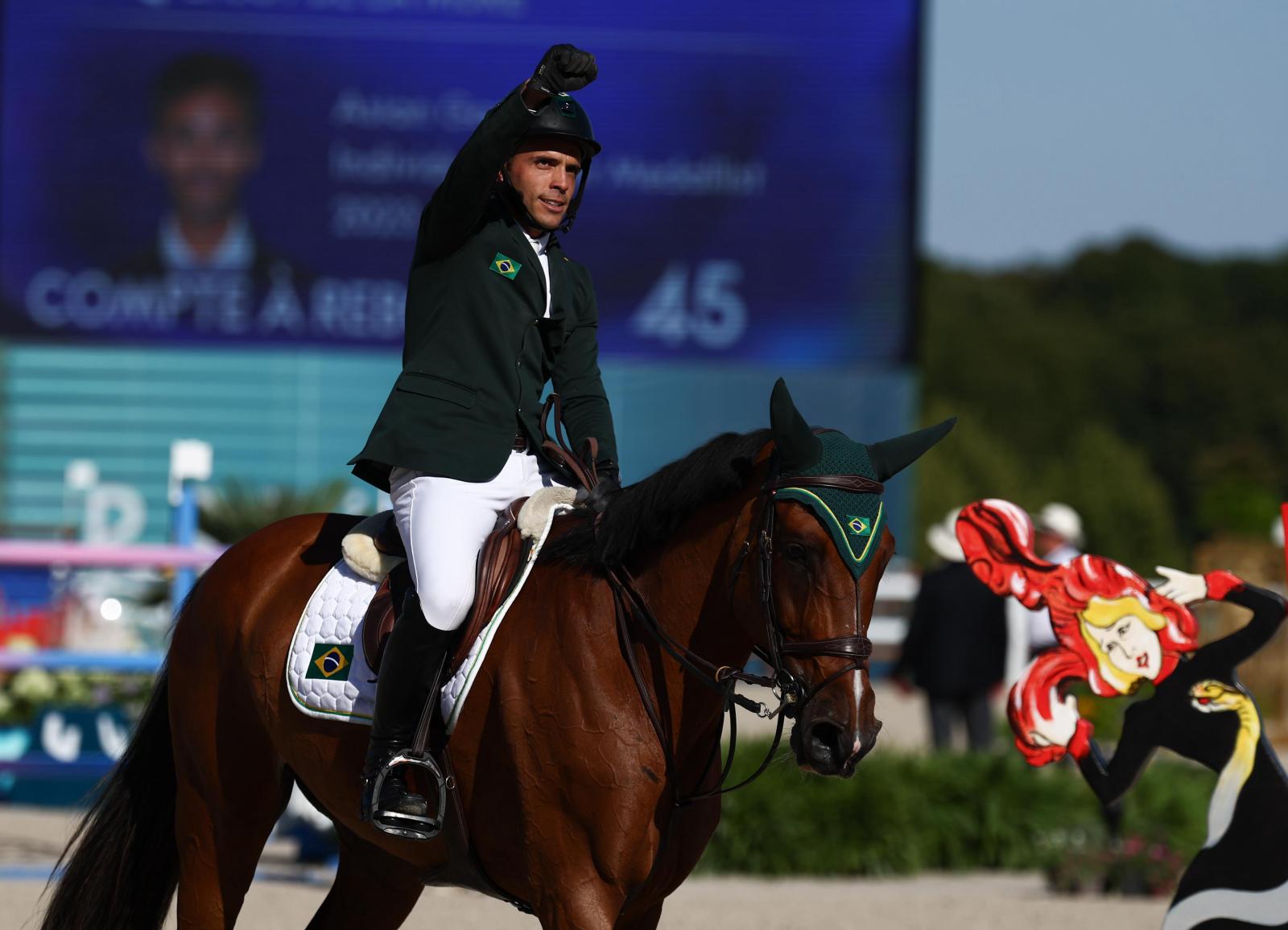 Em dia histórico, Brasil põe dois na final do hipismo em Paris 2024