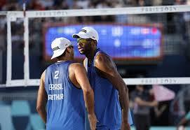 Evandro e Arthur não resistem a dupla nº 1 do mundo e param nas quartas no vôlei de praia em Paris