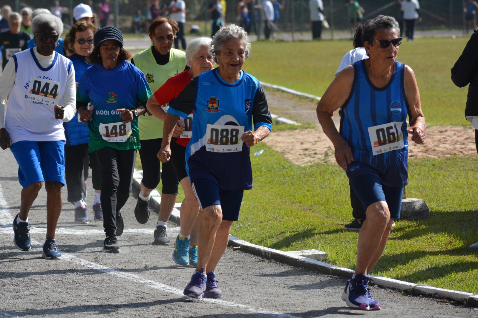 Filomena Madalena dos Santos, atleta de Itatiba, tem uma coleção de “medalhas JOMI”