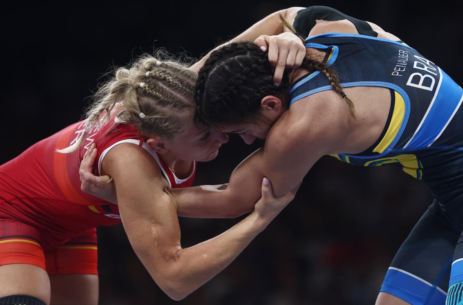 Giullia Penalber avança e Brasil vai disputar medalha no wrestling pela primeira vez na história dos Jogos Olímpicos