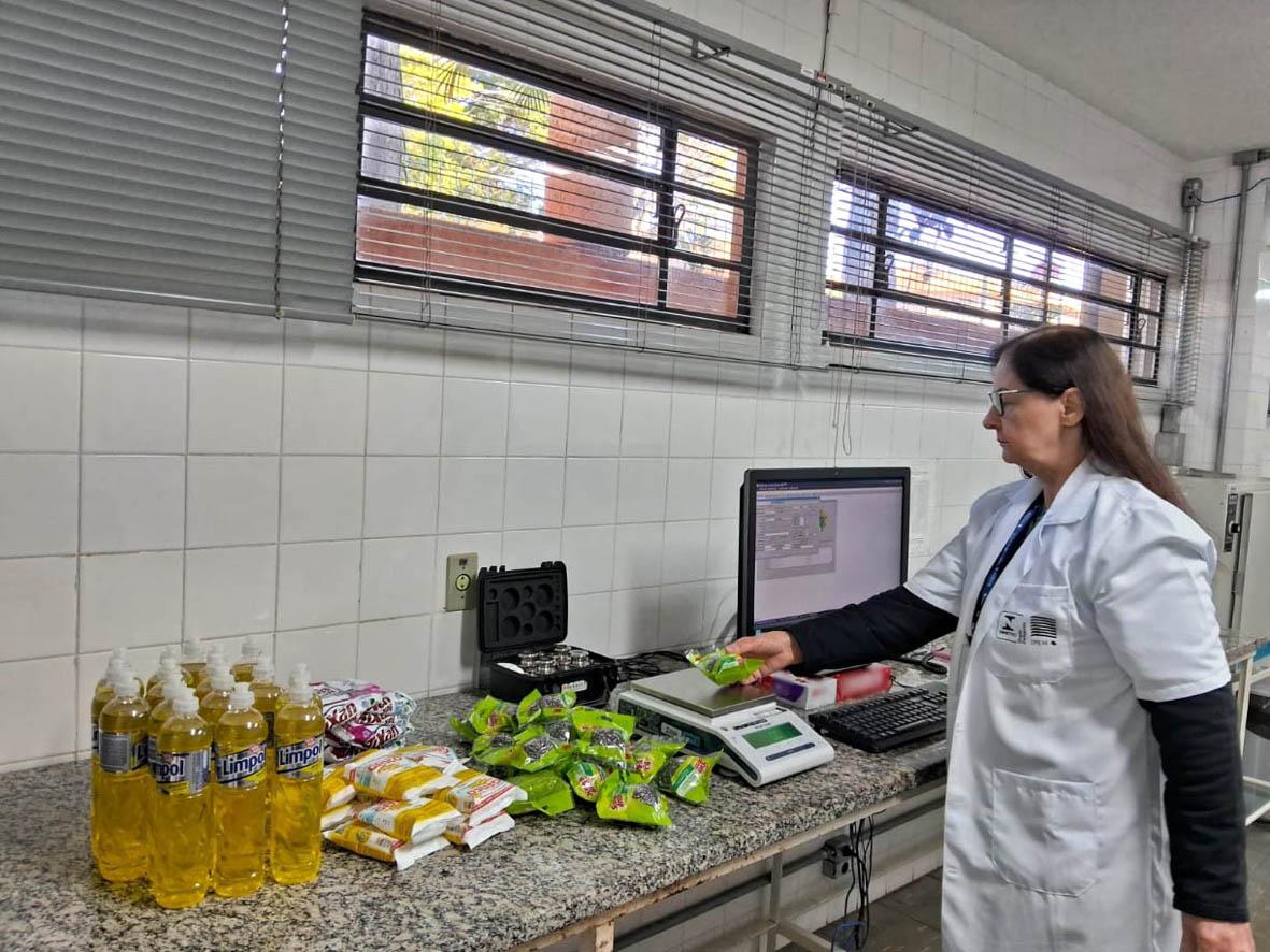 “Operação Casa Limpa” do Ipem-SP analisa produtos de limpeza em laboratório