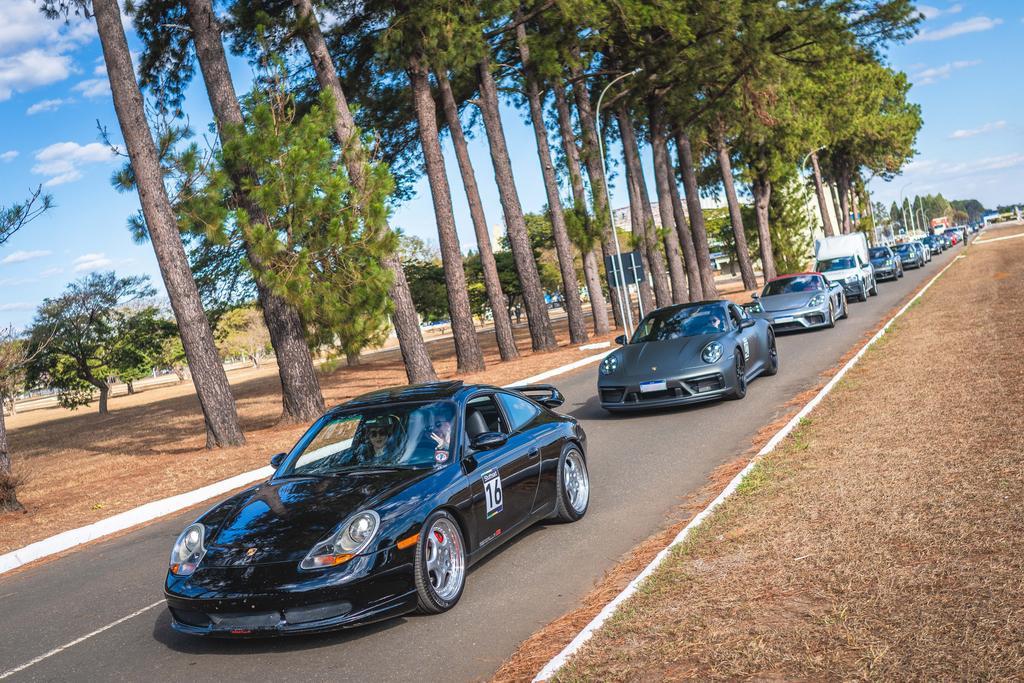 Porsche Club Brasil faz Route Tour beneficente até a Academia da Força Aérea em Pirassununga