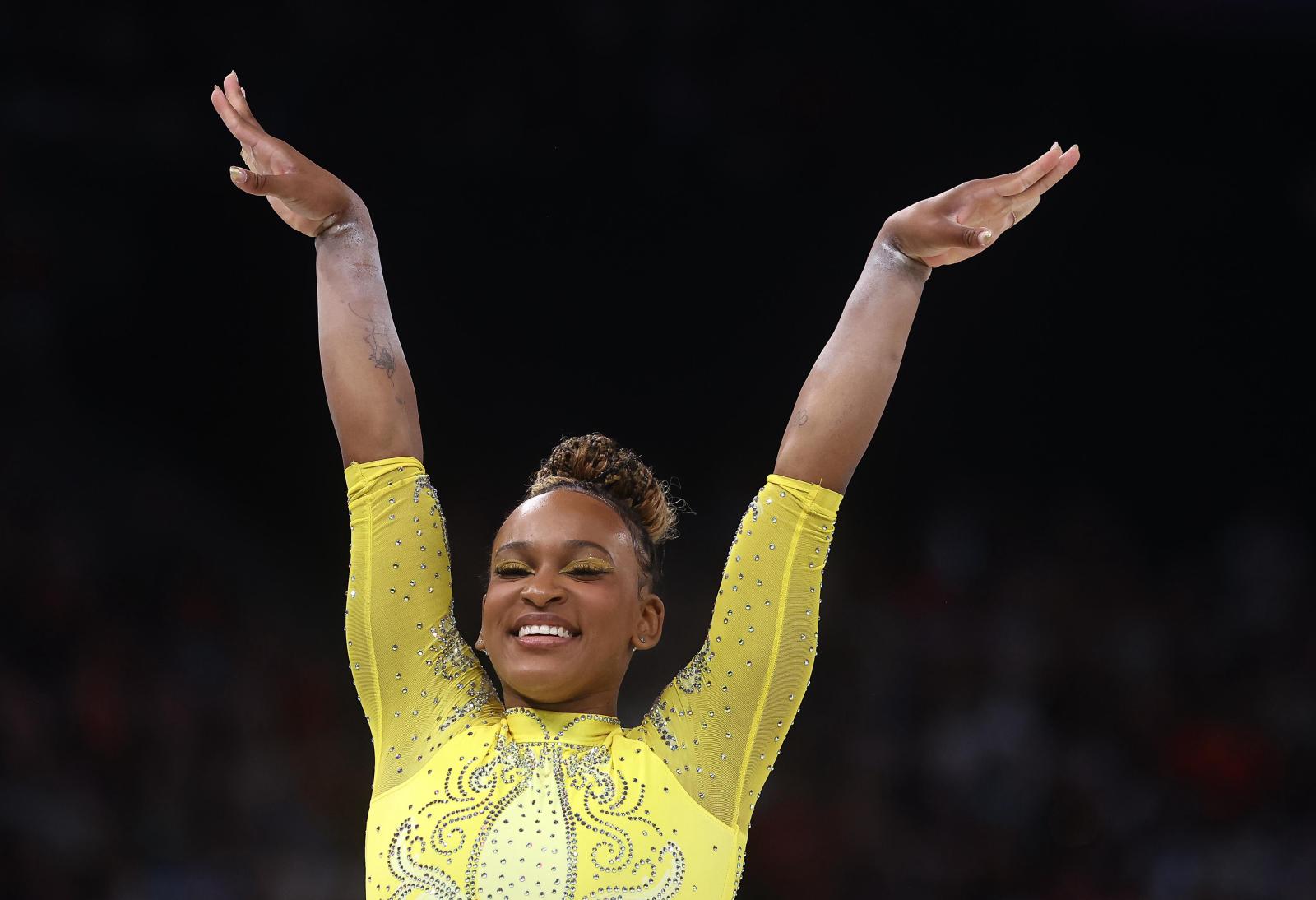 Rebeca Andrade é prata no individual geral e se torna maior medalhista mulher do Brasil nos Jogos