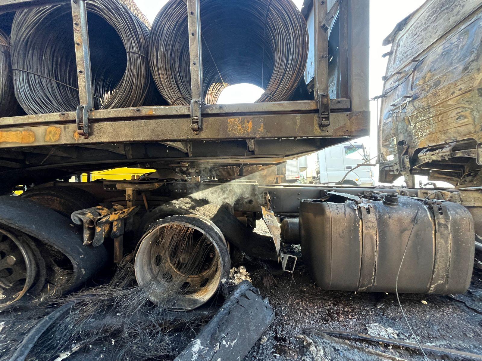 Rodovia Dom Pedro é liberada após caminhão pegar fogo em Valinhos