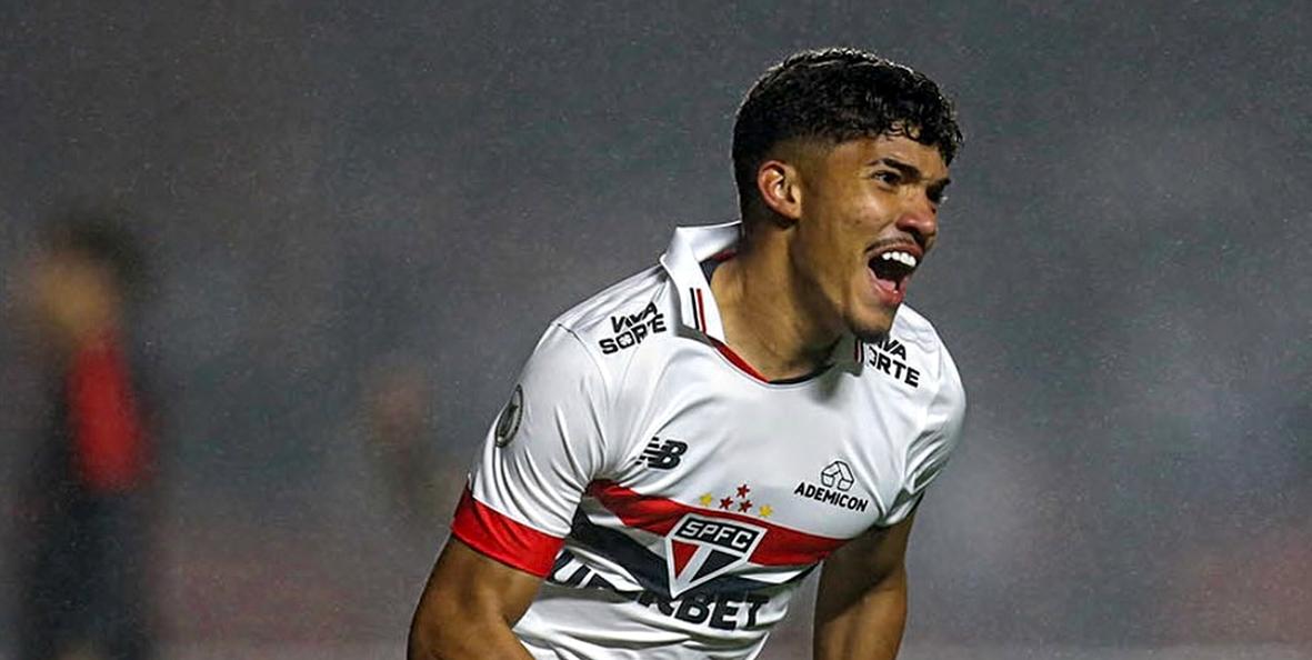  São Paulo vence e cola no G4; Corinthians e Red Bull Bragantino perdem fora