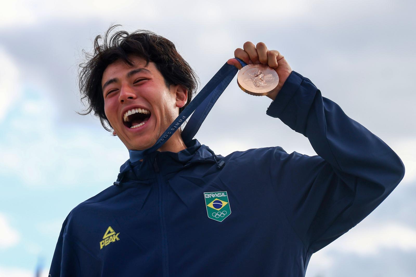 Skates, malabares e uma medalha olímpica: Augusto Akio conquista o bronze do skate park