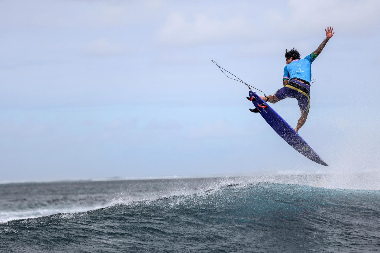 Tati Weston-Webb e Gabriel Medina são medalhistas olímpicos nas ondas de Teahupo´o