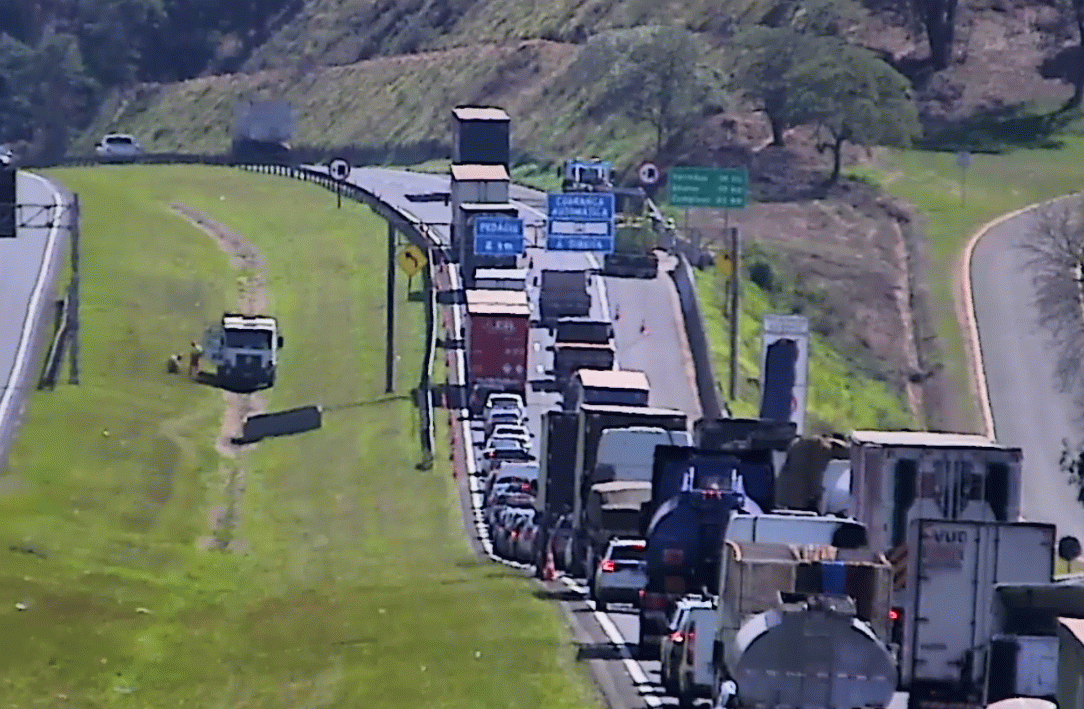 Tombamento de caminhão complica trânsito na D.Pedro em Itatiba