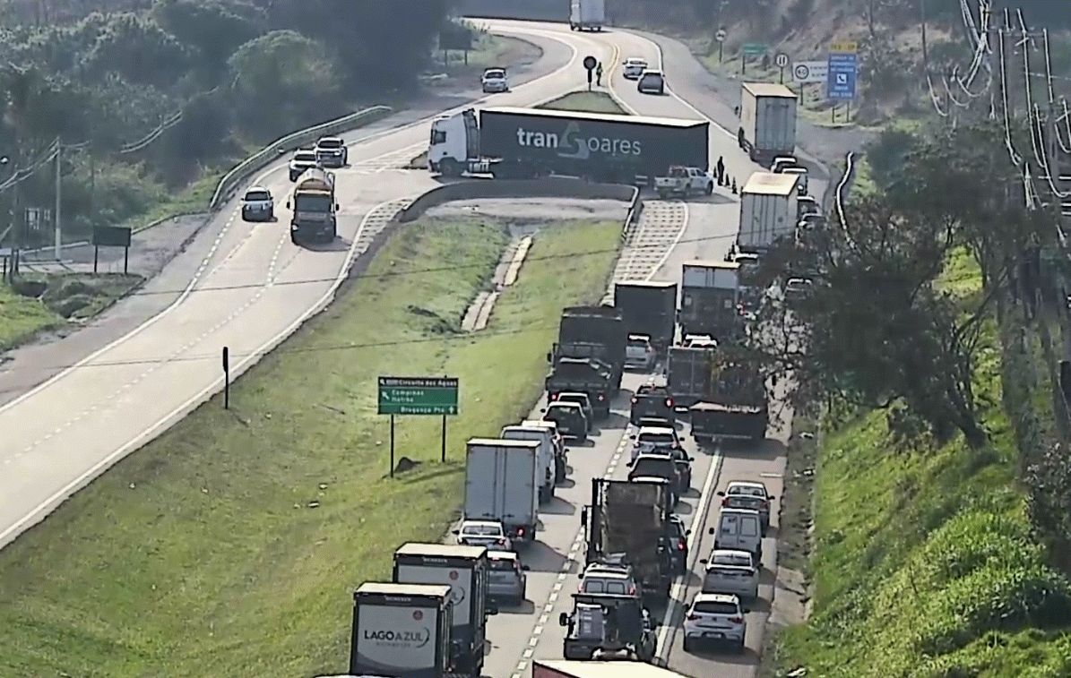 Trânsito carregado na Rodovia Luciano Consoline