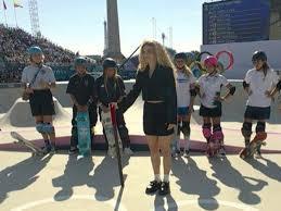 Vocalista da Fresno critica CazéTV por não exibir homenagem à mulher lenda do skate em Paris