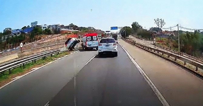 Ambulância do Samu colide em carro na D.Pedro I em Campinas