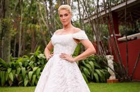 Ana Hickmann usa 'vestido de 100 mil pérolas' em noivado com Edu Guedes