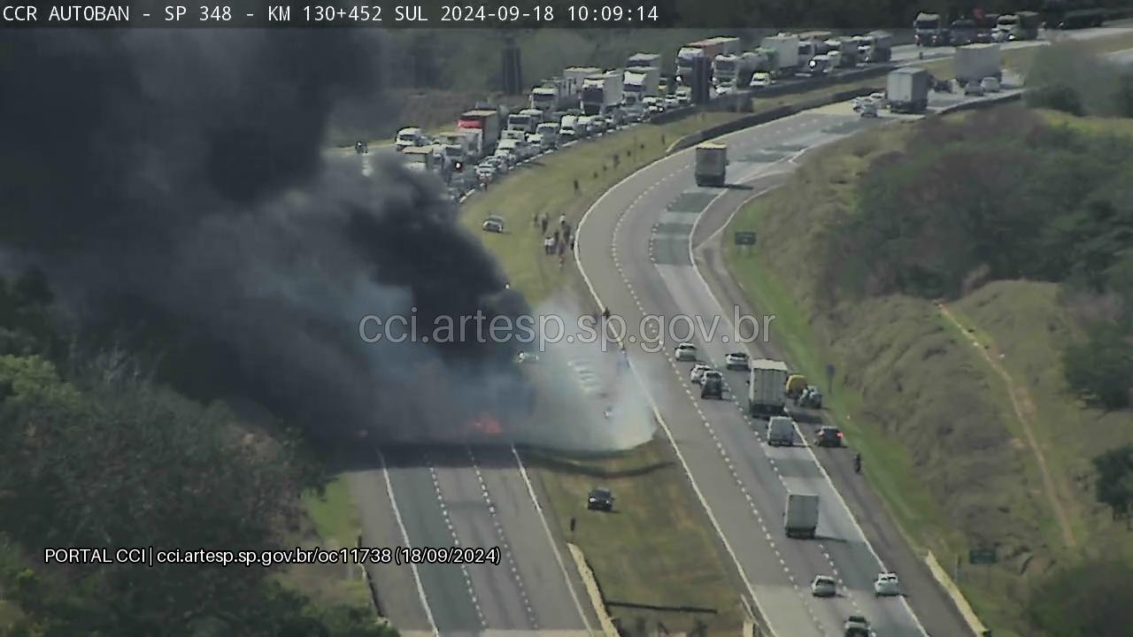 Carreta pega fogo após tombar na Bandeirantes em Santa Bárbara d’Oeste