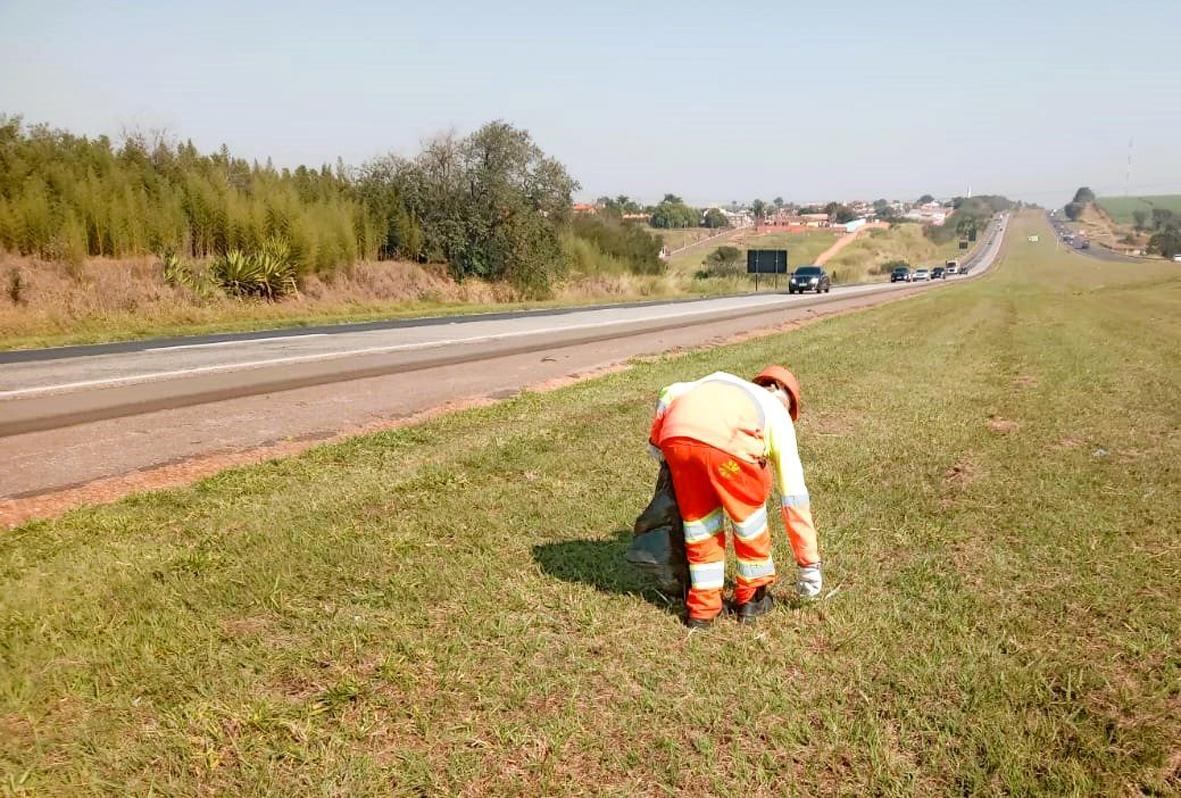 Descarte de lixo nas rodovias oferece riscos de acidente e incêndios, alerta Governo de SP