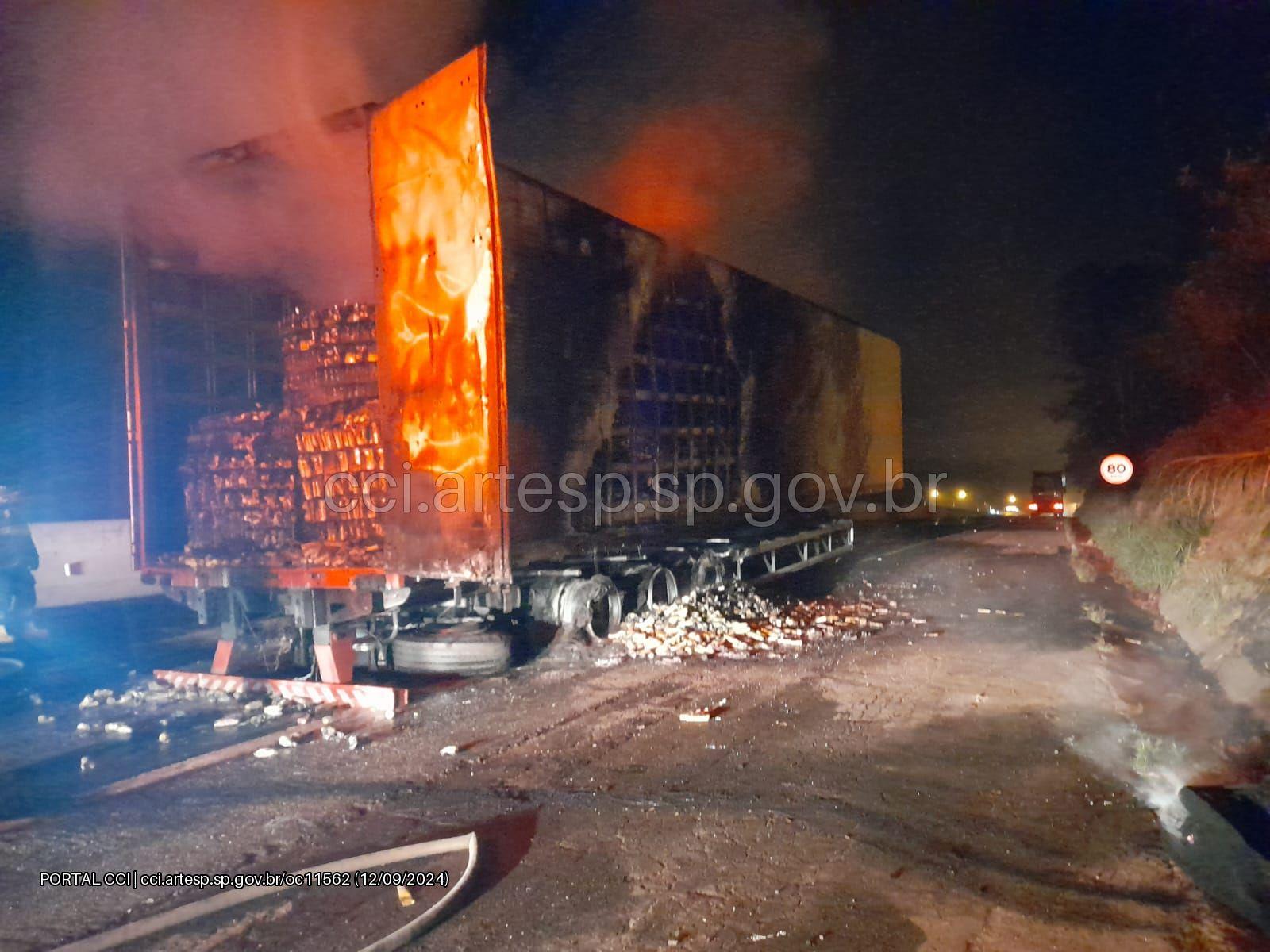 Fogo destrói caminhão com carga de cosméticos na Itatiba-Jundiaí