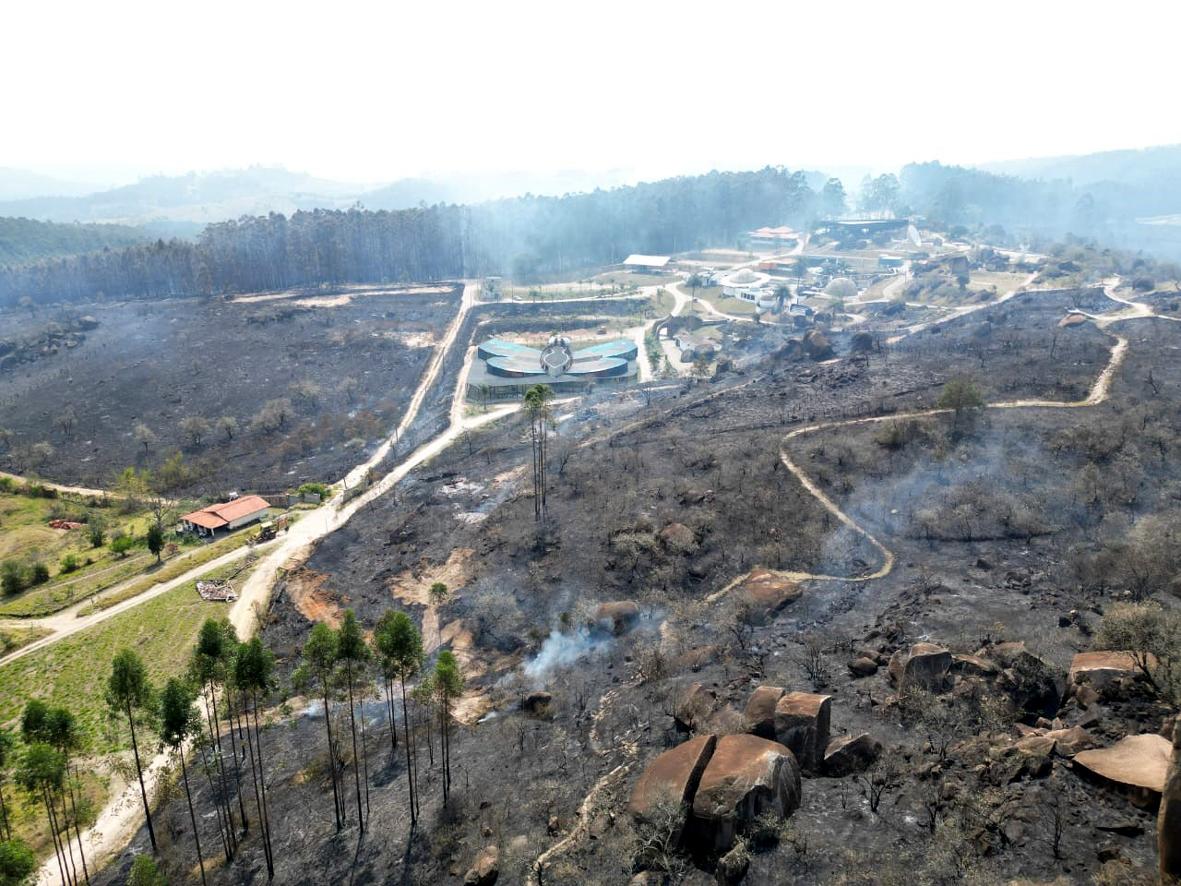 Força-tarefa combate incêndio na Serra das Cabras com apoio de sete caminhões