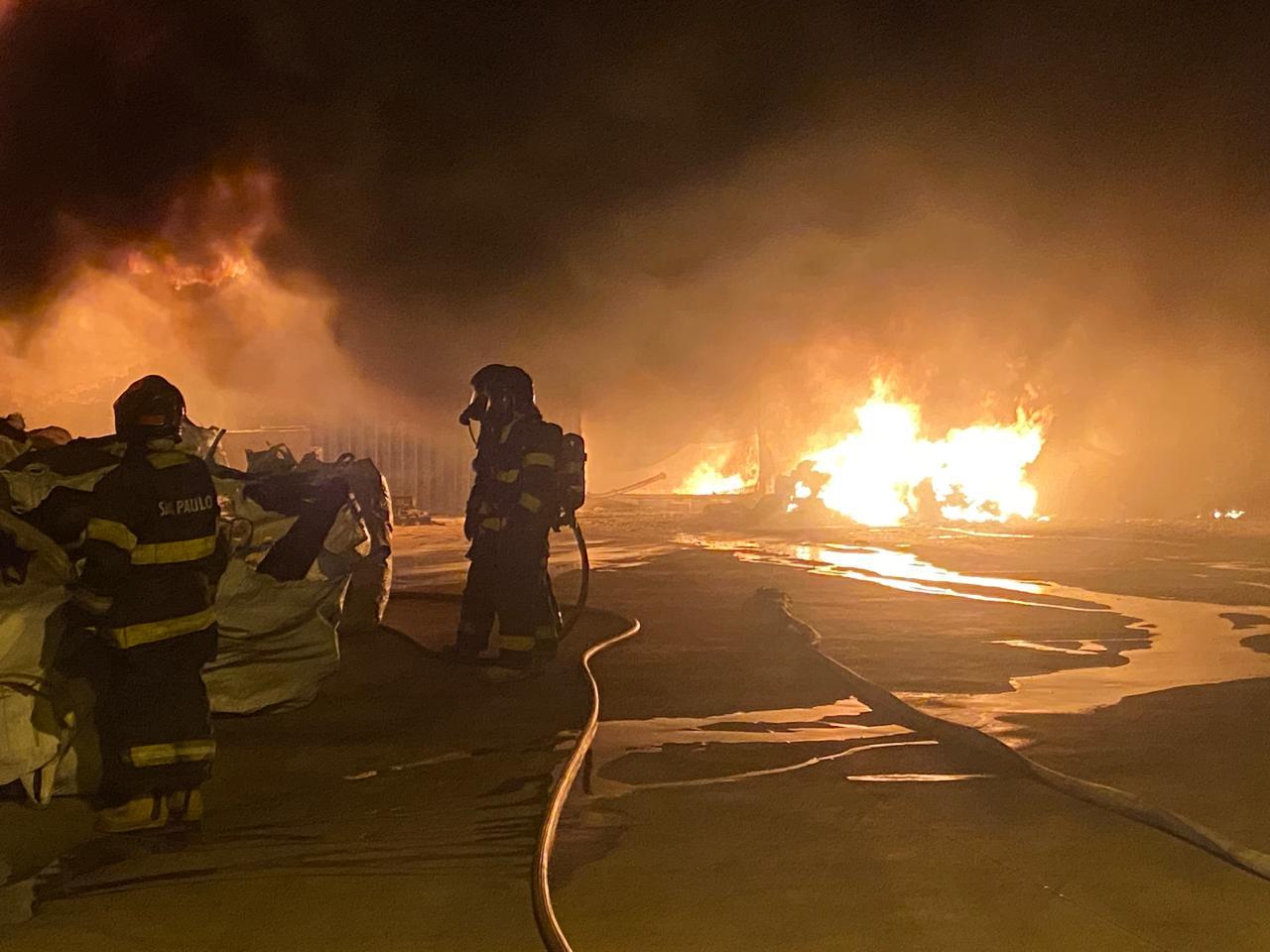 Galpão de materiais plásticos pega fogo em Louveira e chamas assustam