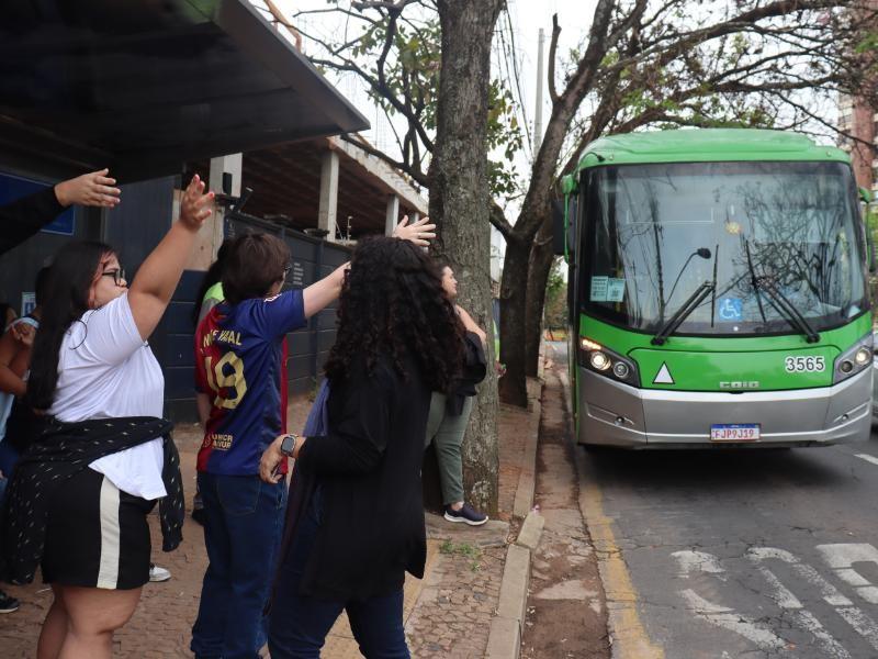 Jovens do Centro Síndrome de Down aprendem a usar transporte público