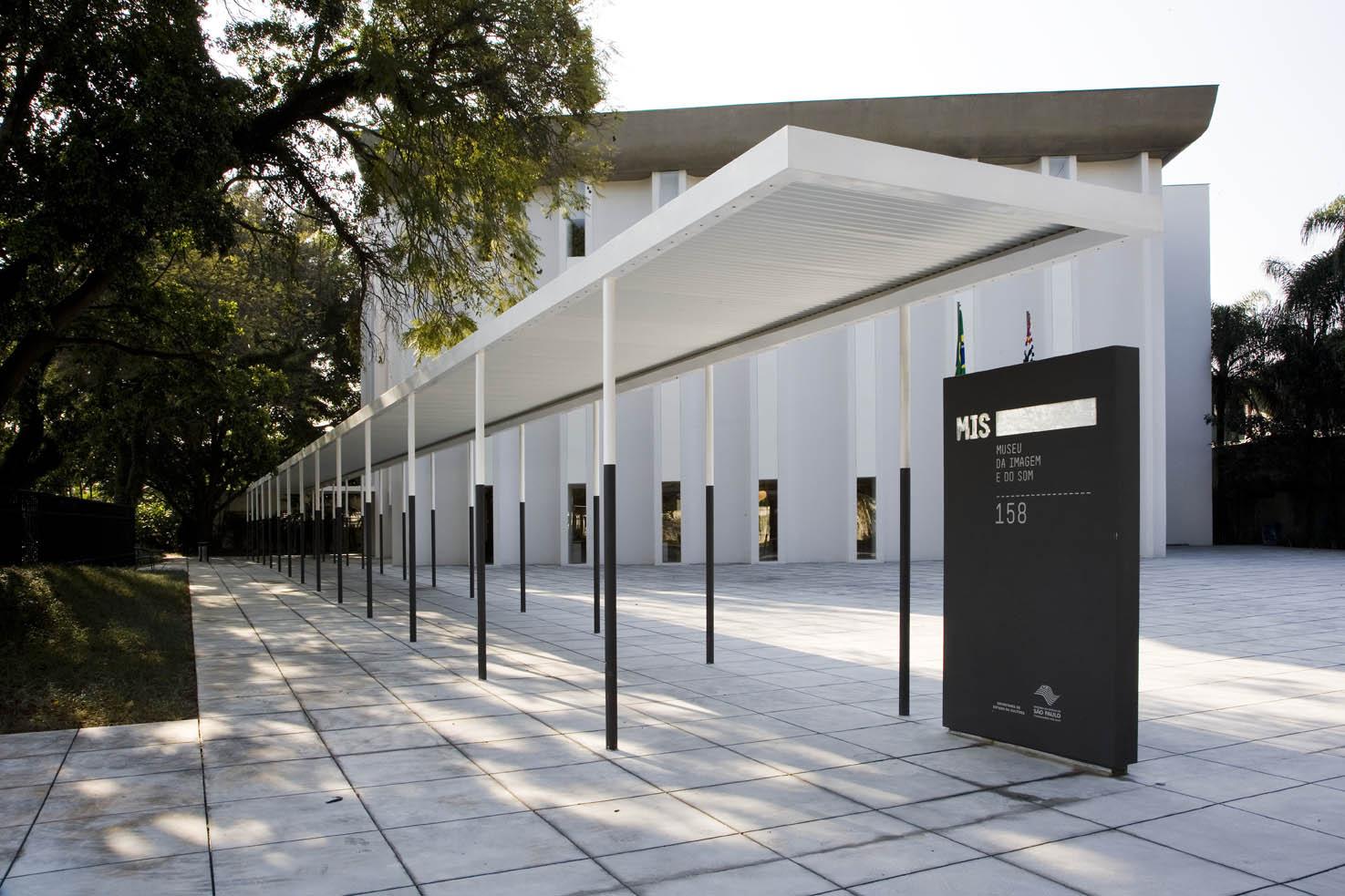 Museu da Imagem e do Som de SP abre espaço para a moda dos brechós