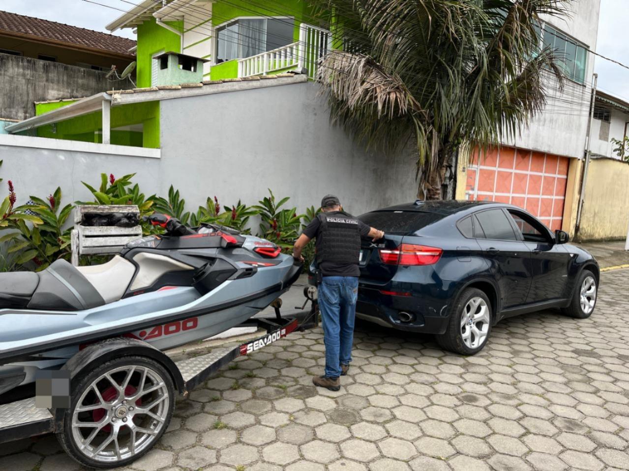 Polícia apreende carros e jet-skis em operação contra estelionato em Ubatuba