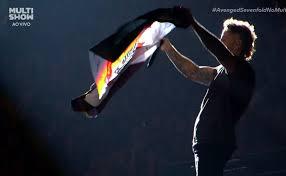 Rock In Rio 2024: vocalista do Avenged Sevenfold é vaiado após exibir bandeira do Corinthians