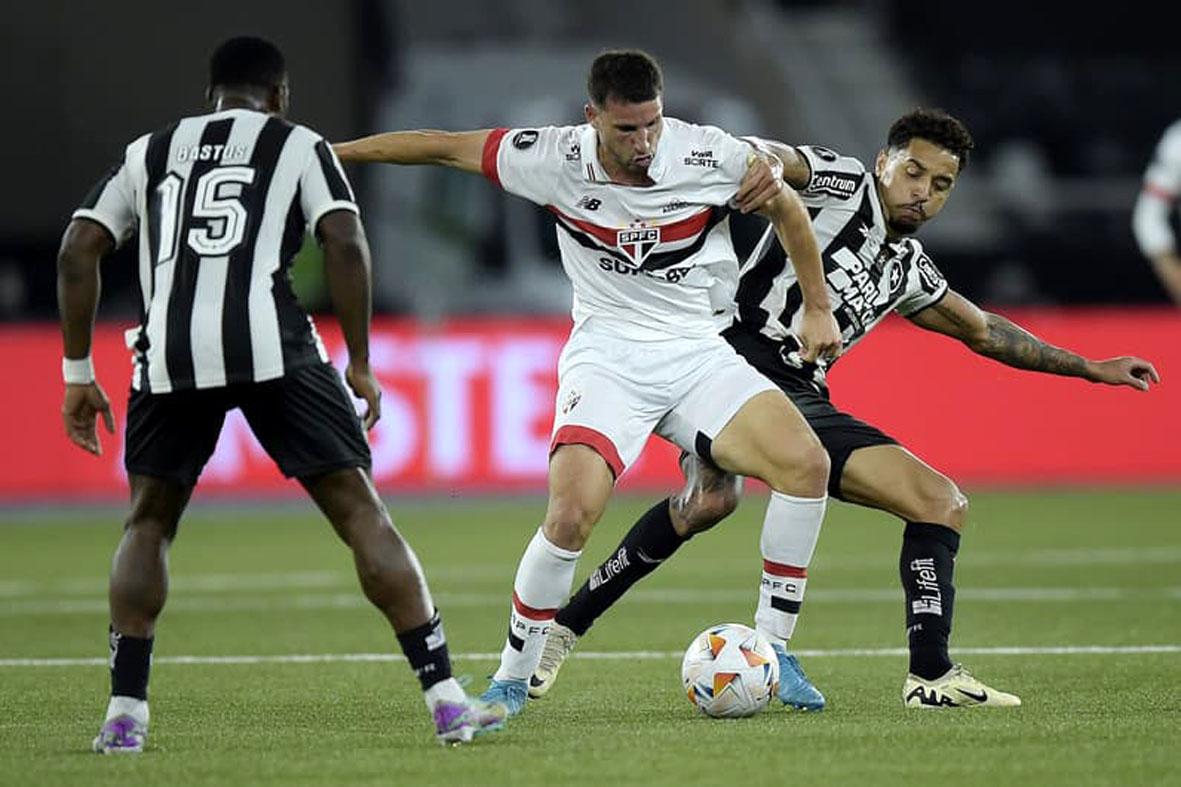  São Paulo segura o Botafogo e arranca um empate sem gols no Nilton Santos 