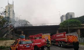 SP: incêndio atinge viaduto na Avenida 23 de Maio