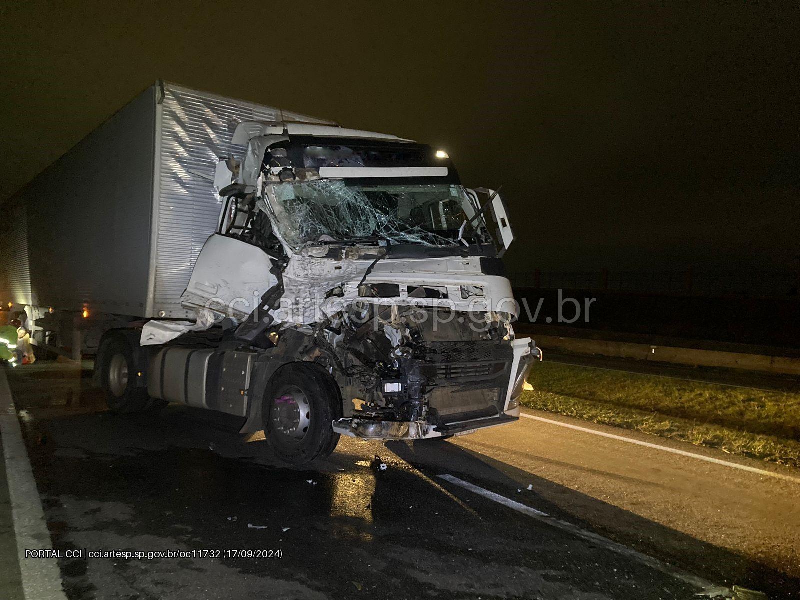 Volvo bate em traseira de caminhão na Dom Pedro em Jarinu